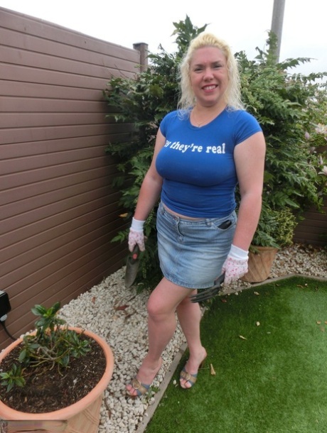 Mature blonde fatty Barby gets naked while doing her gardening
