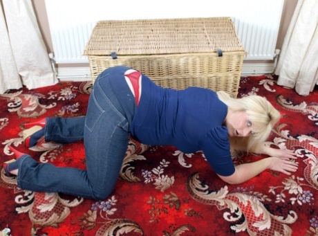 Thick blonde Samantha gets naked in high-heeled shoes on carpeted flooring