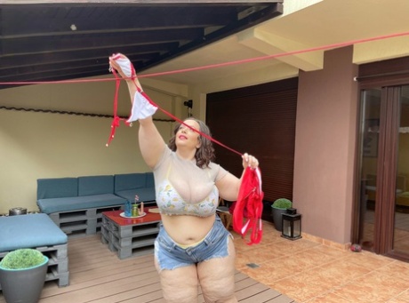 Obese brunette Mia Sweetheart oils up her curvy body after getting bare naked