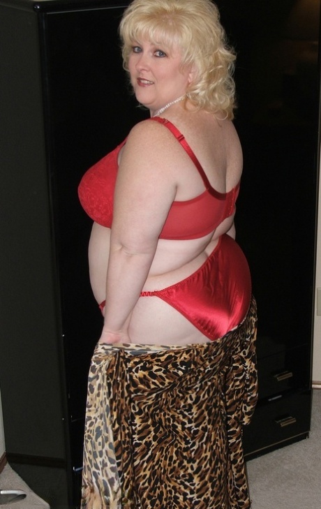 Amateur BBW with blonde hair Taffy Spanx gets naked on a bed in heels