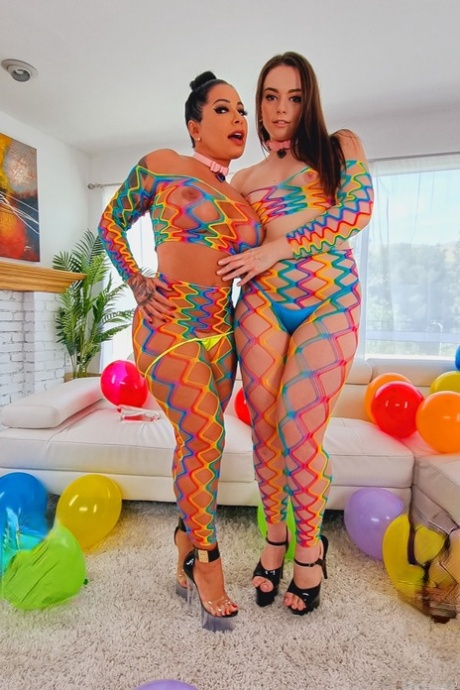 Monica Santhiago and Sophia Burns display their big butts before a kinky 3some