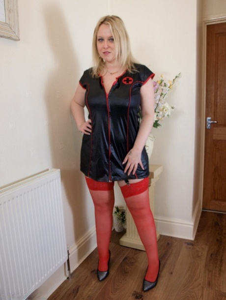 Blonde UK BBW Sindy Bust grabs her big butt after uncupping her tits