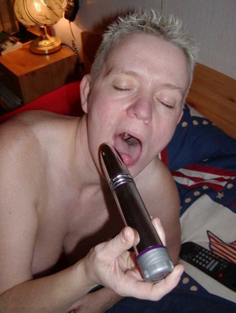Mature woman with short hair Tiffany Pearl masturbates with a vibrator