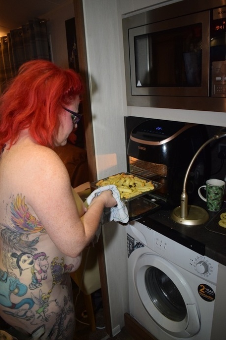 Tattooed British lady Mollie Foxxx does her housework in the nude