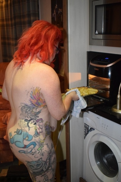 Tattooed British lady Mollie Foxxx does her housework in the nude