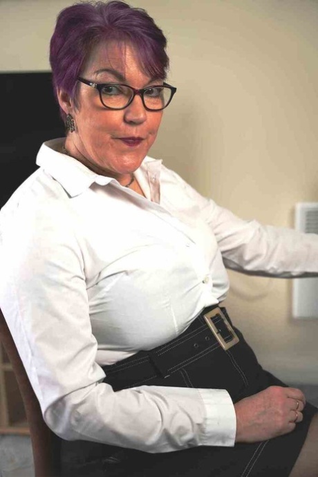 Mature plumper with dyed hair Layla Bird masturbates with a sex toy