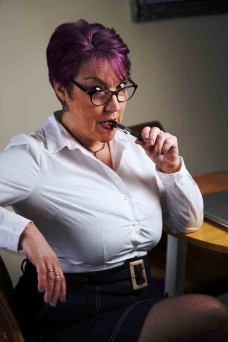 Mature plumper with dyed hair Layla Bird masturbates with a sex toy