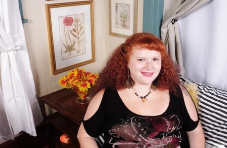 Fatty redhead Scarlett is demonstrating her chubby asshole on camera
