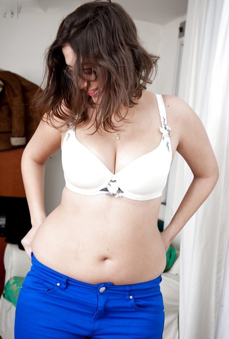 Chubby natural brunette Ariel D getting oiled up and posing naked