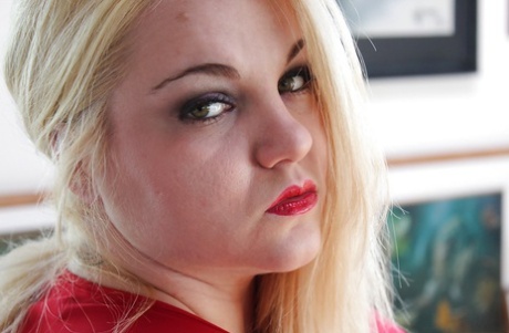 Fatty blonde babe Sheena Shaw playing with her huge ass and anal gape