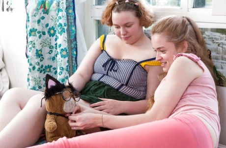 Amateur fatties Laney and Mira declare their love for cunt with tongue kiss