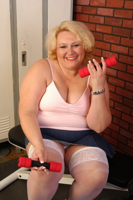 Fat blonde mom Britany loosing huge ass from underneath skirt and underwear