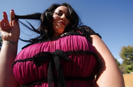 Beautiful MILF babe Julia Juggs shows her huge boobs outdoor