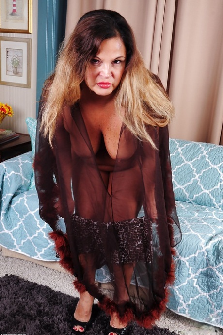 Mature fatty Stephanie entrances viewers with the view of her juicy holes