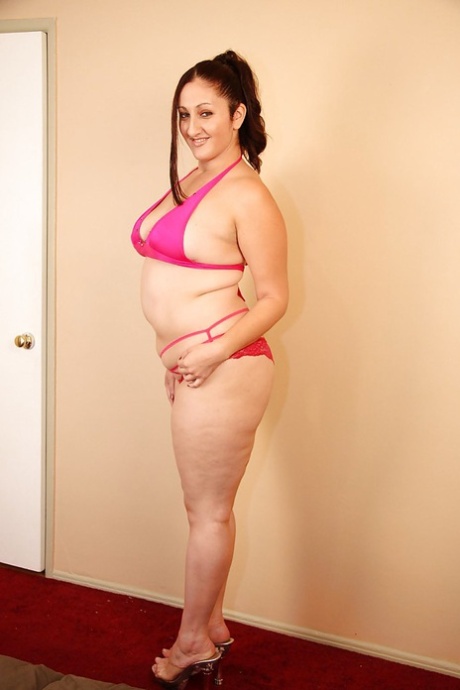 Smiley latina plumper Sonia Blaze gets rid of her clothes