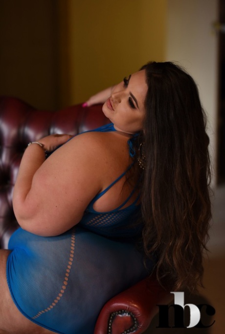 Brunette BBW Yazmin Fox exposes her boobs and poses in solo action