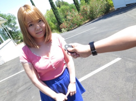 Petite Japanese babe Yui Nanami takes a boner in her cunt outdoors