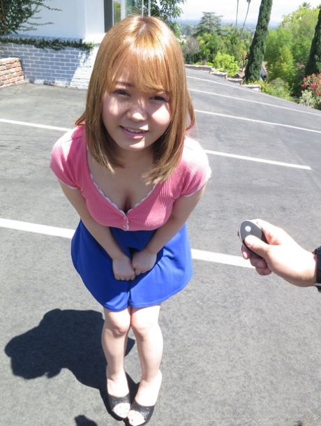 Petite Japanese babe Yui Nanami takes a boner in her cunt outdoors