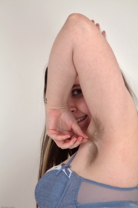 Chubby amateur babe Alice reveals her hairy body and sucks her own toes