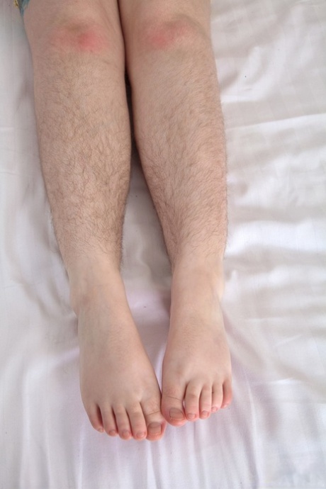 Chubby amateur babe Alice reveals her hairy body and sucks her own toes