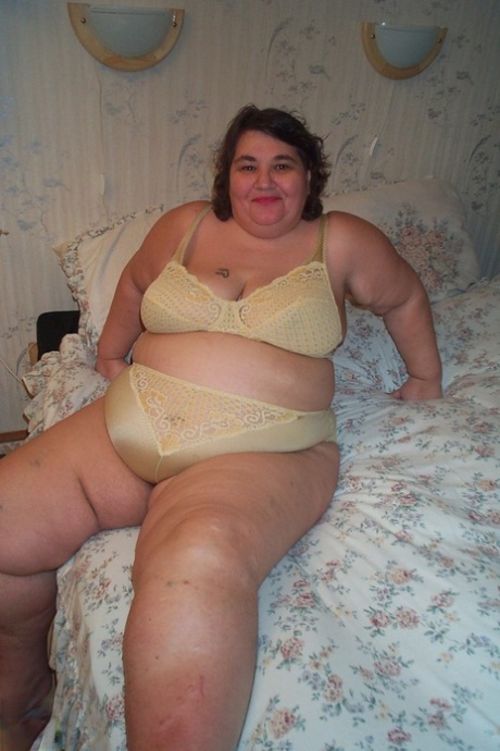 Amateur BBW Rosie gets her pussy toyed and dicked in a rough threesome