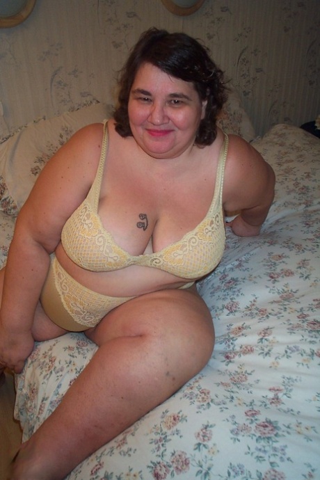 Amateur BBW Rosie gets her pussy toyed and dicked in a rough threesome