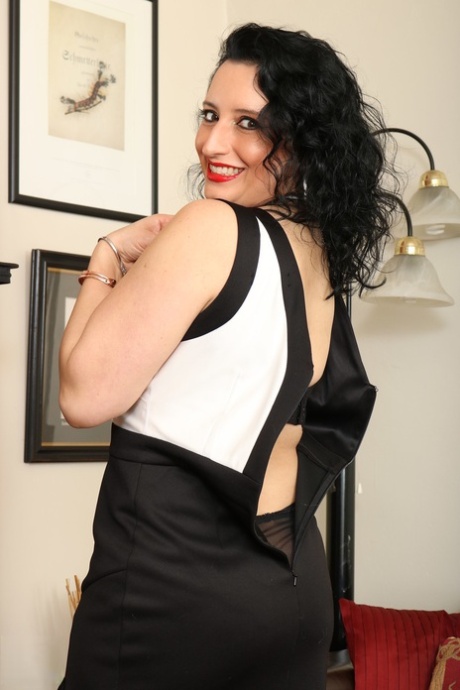 Curvy MILF amateur Jasmine De Launay toys her big tits and mature pussy
