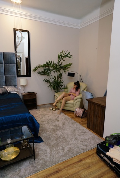 Mature amateur Sissy toys herself to orgasm in a hotel masturbation session