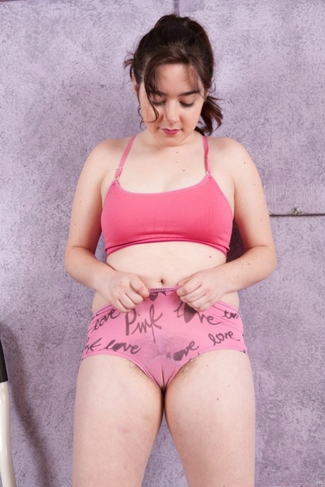 Brunette amateur Krissy Lee shows her curves & spreads her hairy muff up close