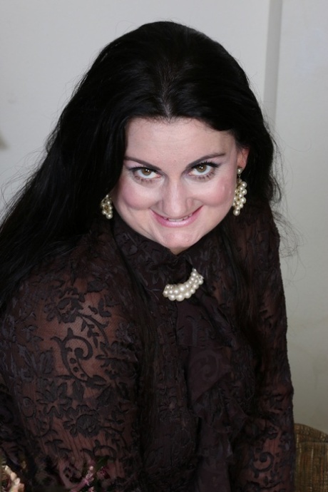 Chubby housewife Susan unveils her trimmed pussy in a sexy striptease