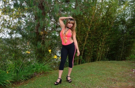 Curvy amateur Latina exposes her juicy booty in mini bikini outside