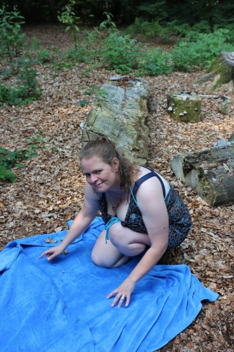 German sightseer Anne Tracy pleasuring her hungry pussy with dildos outside