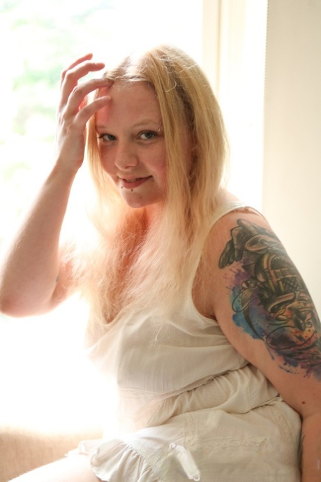 Chubby blonde with a tattooed body Lea Nights shows tits and rubs her slit