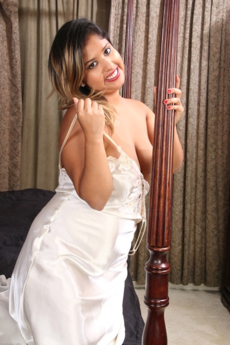 Chubby Latina Jamie Hernandez strips in the bedroom & flaunts her curvy body
