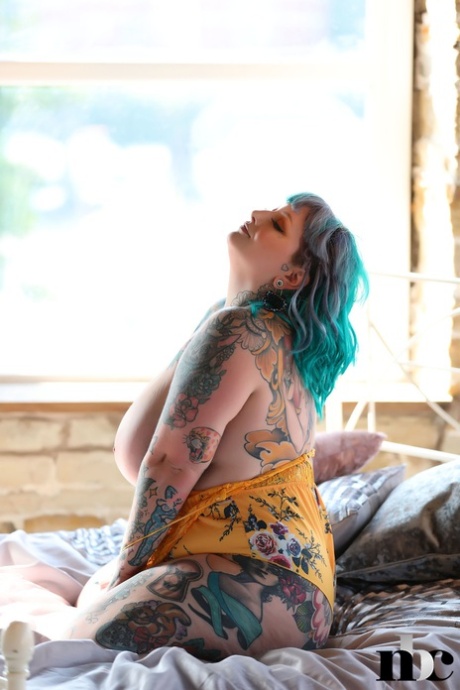 Fat model with tattoos Galda Lou stripping and flaunting her huge breasts
