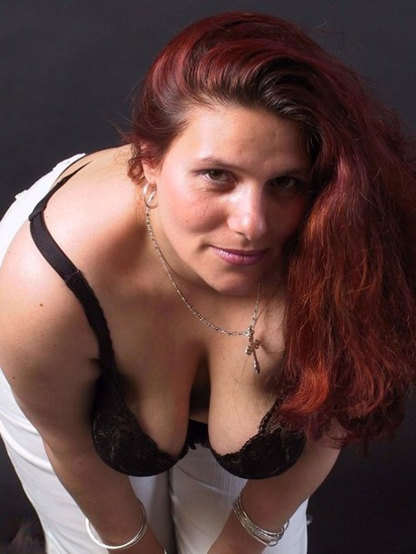 Fat mature babe Eda goes topless & covers her natural knockers with her hands