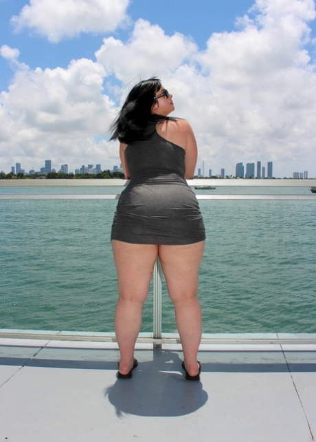 BBW bombshell Virgo Peridot bends over to show her extra-large booty outdoors