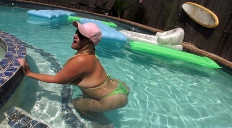 Sexy blonde in sunglasses Dee Siren toys her juicy twat in the pool