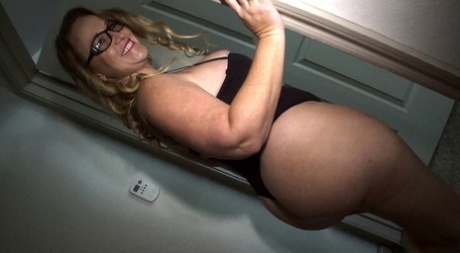 Nerdy blonde cougar Dee Siren unveils her bubble ass and takes two BBCs