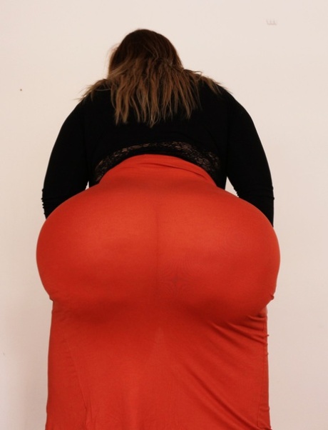 Stunning MILF fatty Natasha Crown flaunting her very big ass in a tight skirt