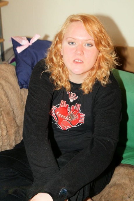 Chubby amateur MILF Bhala Sada posing in her black outfit on the bed