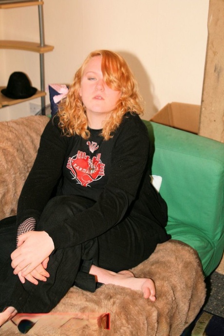 Chubby amateur MILF Bhala Sada posing in her black outfit on the bed