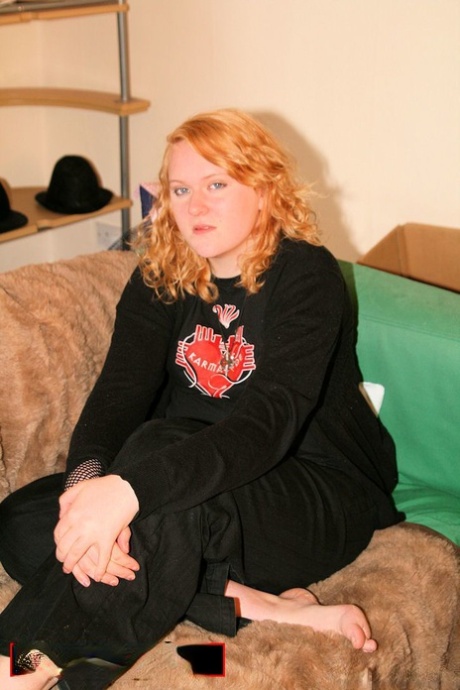 Chubby amateur MILF Bhala Sada posing in her black outfit on the bed