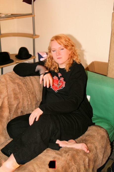 Chubby amateur MILF Bhala Sada posing in her black outfit on the bed