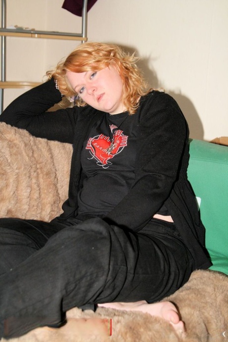 Chubby amateur MILF Bhala Sada posing in her black outfit on the bed