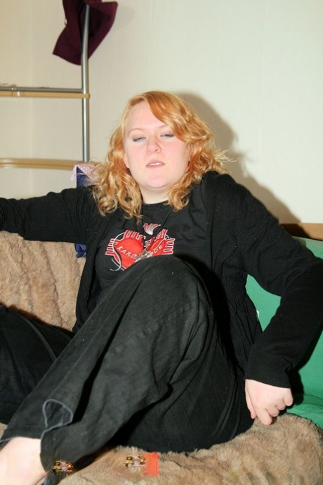 Chubby amateur MILF Bhala Sada posing in her black outfit on the bed