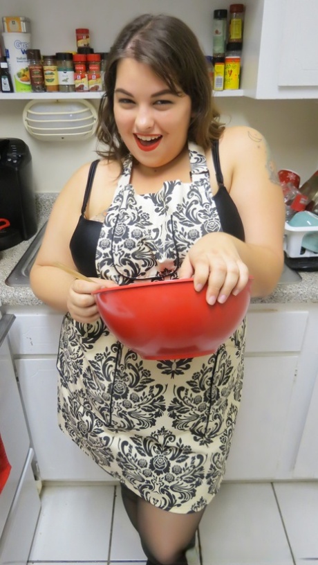 Fat housewife Sydney Screams displays her big ass and big tits in the kitchen