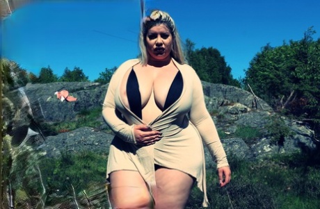 Blonde BBW Natasha Crown flaunts her bubble booty and poses outdoors