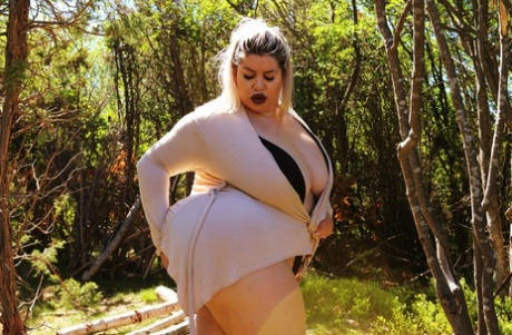 Blonde BBW Natasha Crown flaunts her bubble booty and poses outdoors