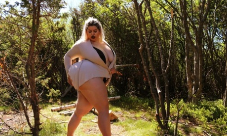 Blonde BBW Natasha Crown flaunts her bubble booty and poses outdoors
